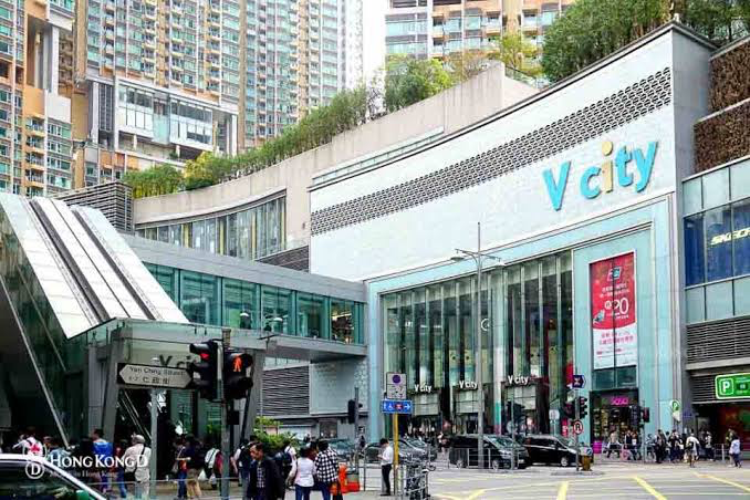 屯門V City商場，香港往返廣州番禺長隆跨境巴士的上車點，方便新界西北居民前往廣州長隆度假區親子遊。